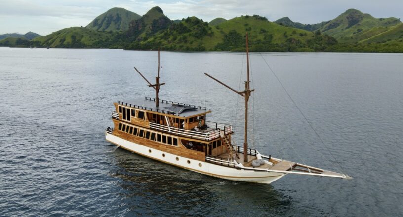 Open Trip 4D3N by Bajo Sunset Voyages Deluxe Phinisi - Komodo Sharing Tours