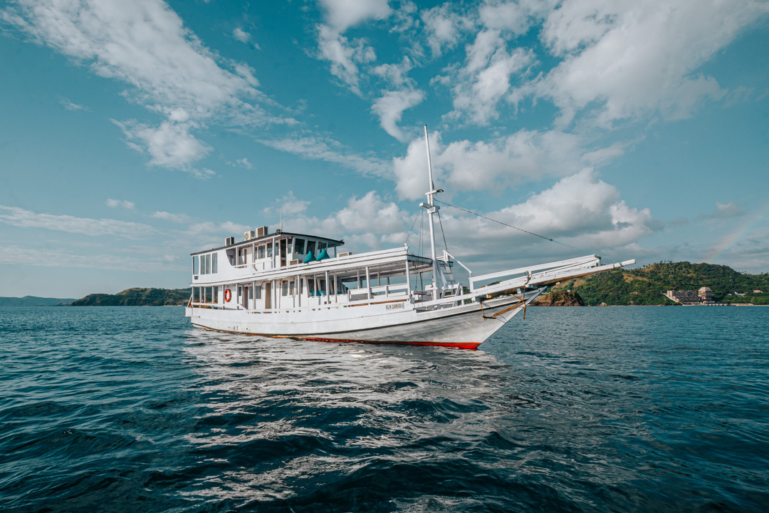 Open Trip 3D2N by Sabira Superior Phinisi - Komodo Sharing Tours
